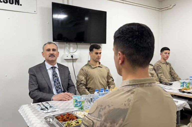 Vatan nöbetindeki kahramanlar sınır hattında iftar sofrasında