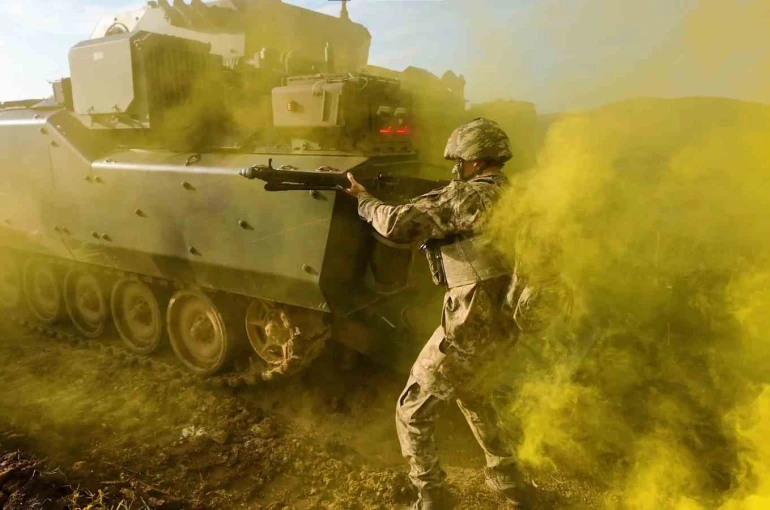 Vatan savunmasının kahramanları zorlu eğitimlerden geçiyor 