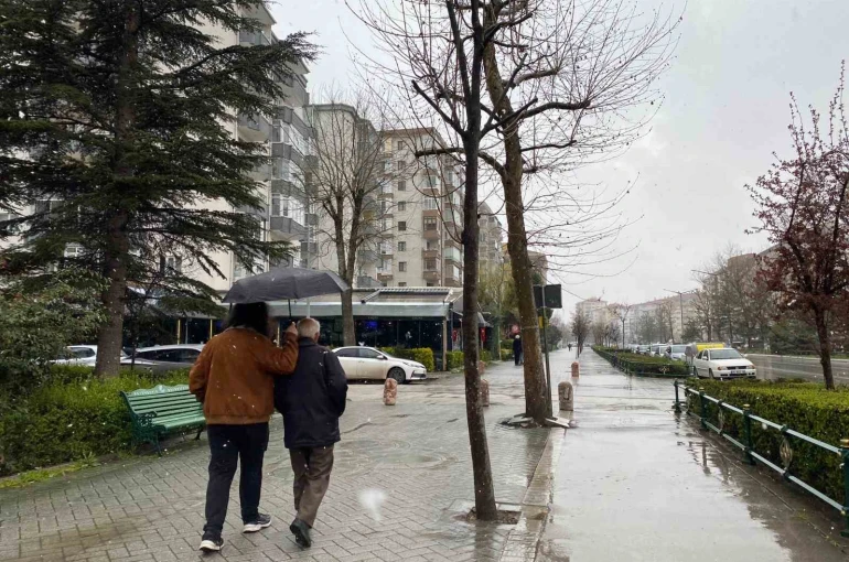 Vatandaşlar karla karışı yağmura hazırlıksız yakalandı 