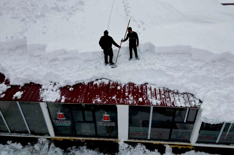 Vatandaşlar zarar görmesin diye çatılarda temizlik mesaisi başladı 