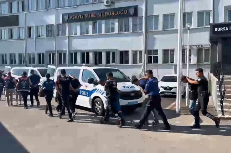 Vatandaşlara zorla hesap açtırıp kara para aklayan şahıslara baskın
