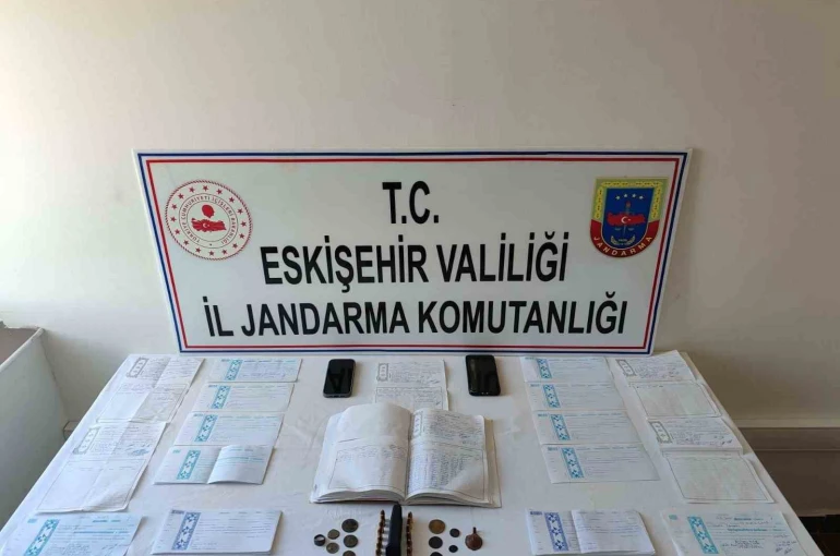 Vatandaşlara zorla senet imzalatarak borçlandıran şahıslar jandarma tarafından yakalandı 