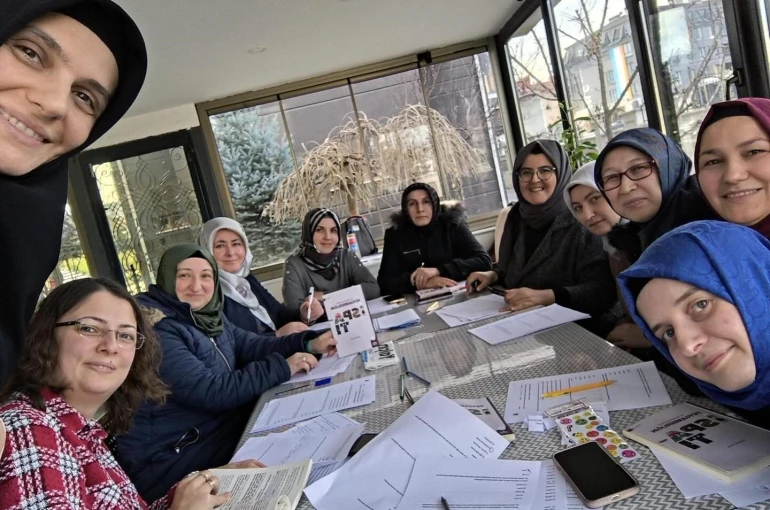 Veliler kitap okuma atölyesinde bir araya geldi 