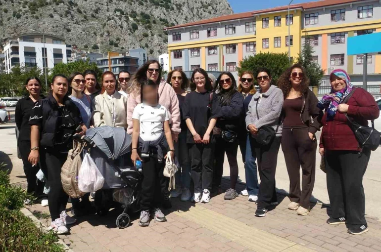 Veliler öğrenciyi darp ettiği iddia edilen öğretmene destek için okul önünde toplandılar 
