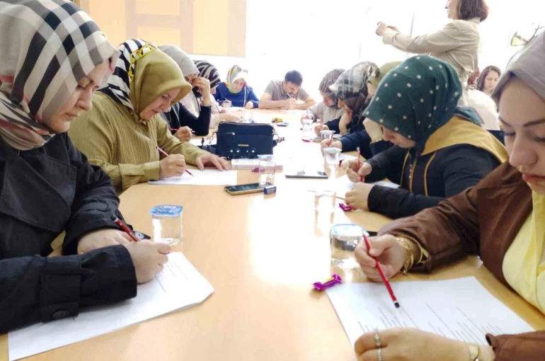 Veliler sınav sıralarına çocukları için oturdu 