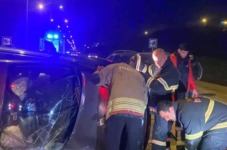 Vidanjöre çarparak devrilen otomobilin sürücüsü yaralandı