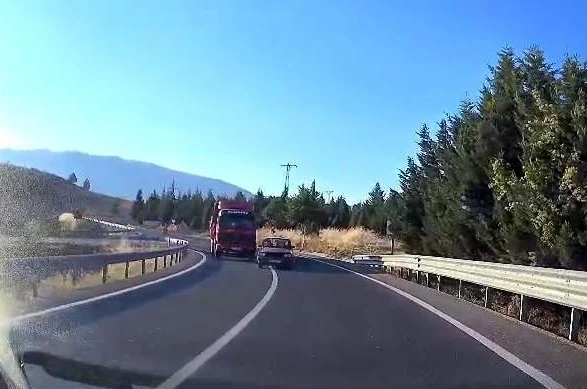 Virajda hatalı sollama faciaya davetiye çıkarıyordu: Kafa kafaya çarpışmadan saniyelerle kurtuldular