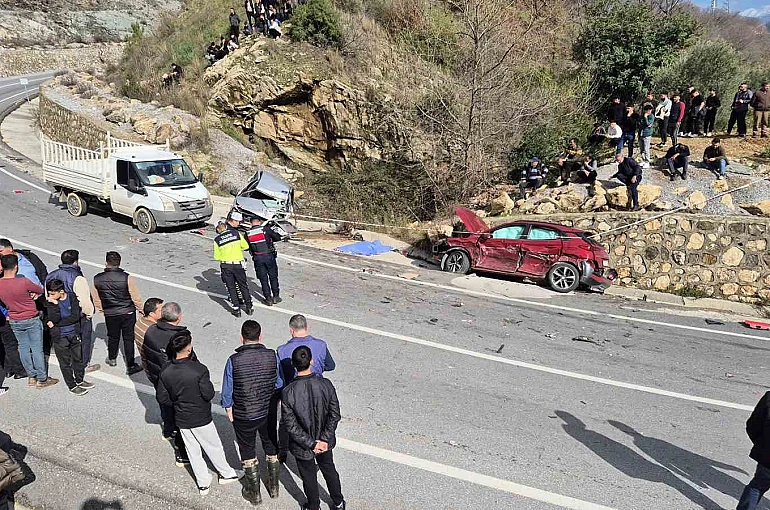 Virajı alamayan kamyon 2 otomobili biçti: 1 ölü, 3 yaralı