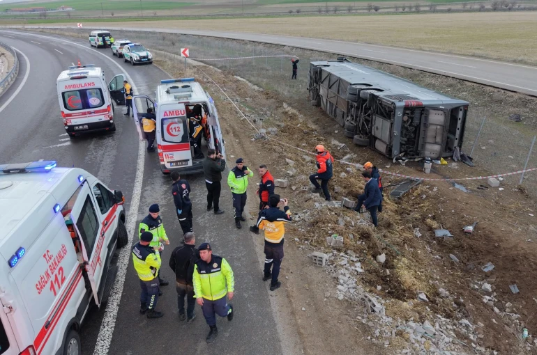 Virajı alamayan otobüs şarampole devrildi: 23 yaralı