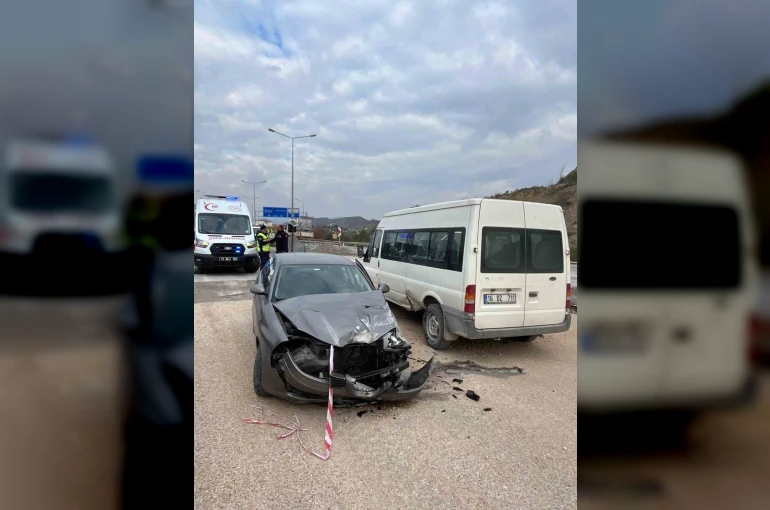 Virajı alamayan otomobil park halindeki araca çarptı: 3 yaralı 