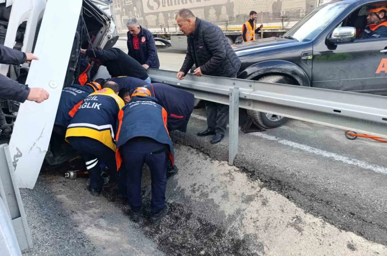 Virajı alamayan tır bariyerlere saplandı: Sürücü yaralandı 