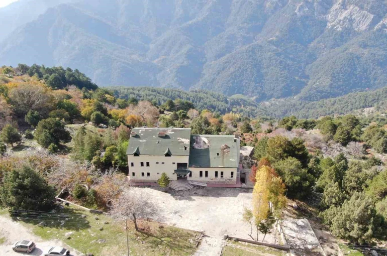 Viraneye dönen Paşa Yaylası Oteli ayağa kalkacağı günü bekliyor 