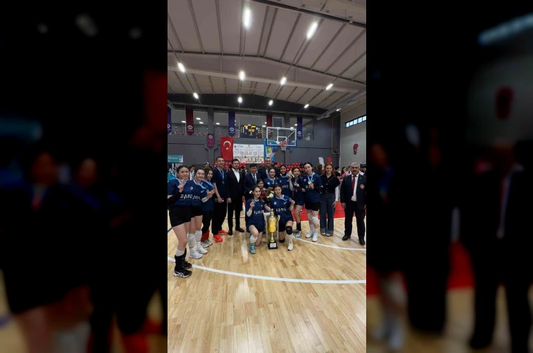 Voleybol turnuvasında Kazakistanlı öğrenciler şampiyon oldu. 