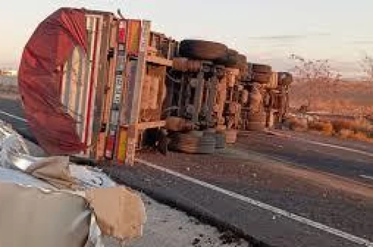 Yağ yüklü kamyon devrildi: 1 yaralı