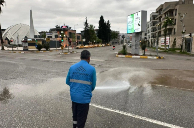 Yağış sonrası temizlik çalışmaları başladı 