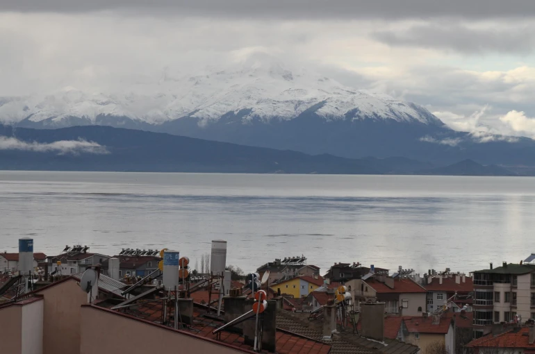 Yağışlar Anamas’ın zirvesini beyazlattı