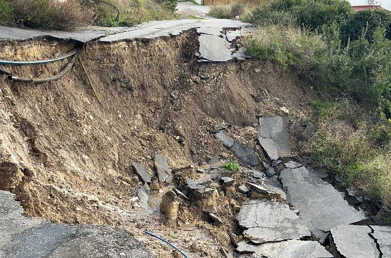 Yağışlar heyelanı tetikledi: Çeşme’de toprak kayması 