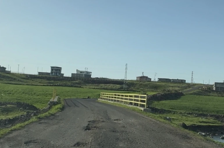 Yağışların ardından yollar köstebek yuvasına döndü 