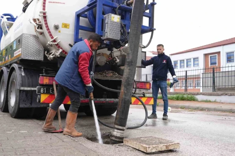 Yağışlarla birlikte mazgallar temizleniyor