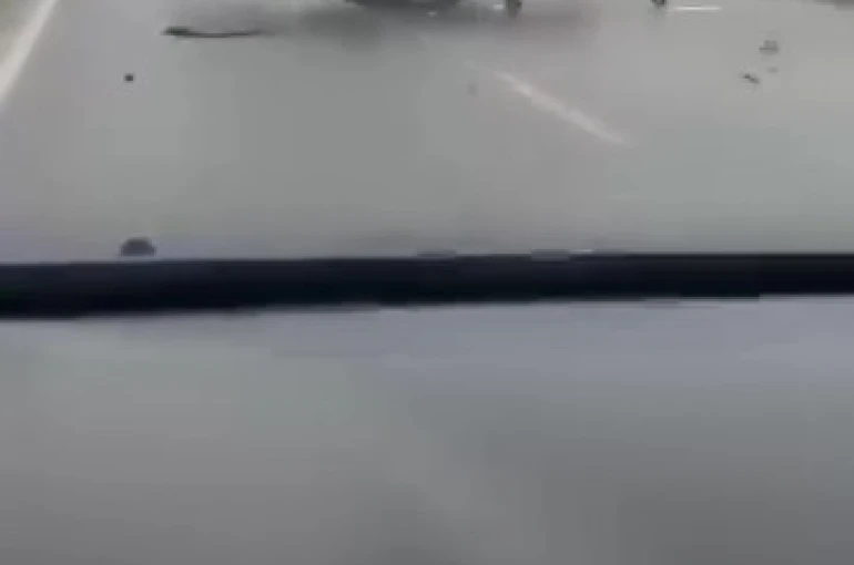 Yağışlı yolda makas atan otomobil tepetaklak oldu 