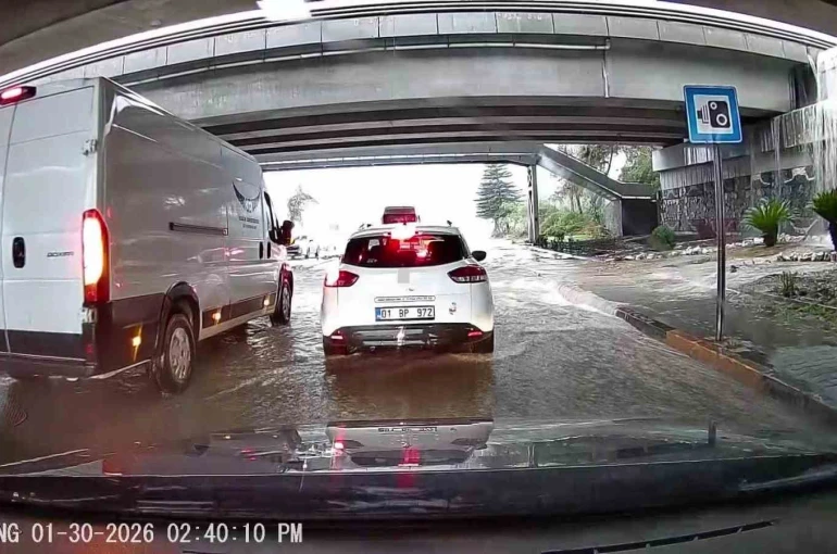 Yağmur, Adana’yı felç etti: Hortum oluştu, araçlar yolda mahsur kaldı