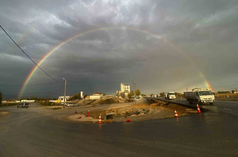 Yağmur sonrası beliren gökkuşağı görsel şölen oluşturdu 