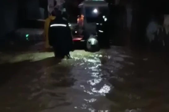 Yağmur sonrası su basan evlerde mahsur kalanlar kurtarıldı 