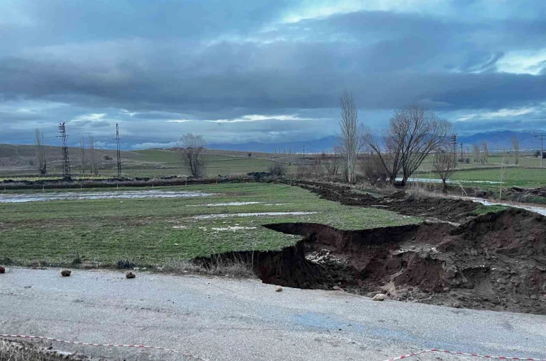 Yağmur sonrası yolda 4 metre derinliğinde çukur oluştu 