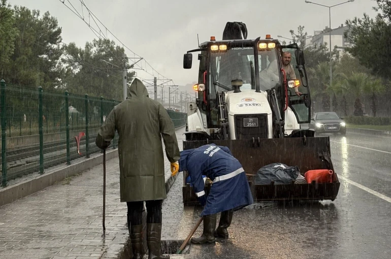Yağmur suyu birikintilerine anında müdahale 