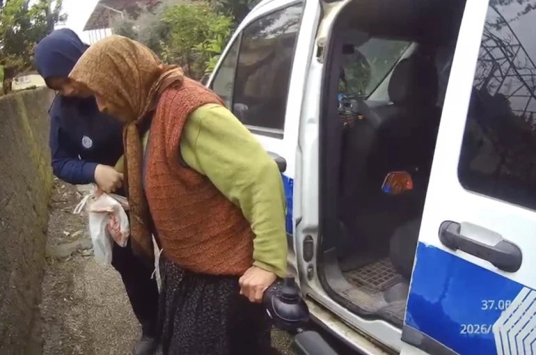 Yağmurda zor anlar yaşayan vatandaşa zabıtadan şefkat eli 