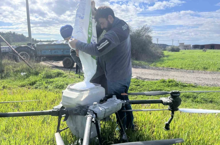 Yağmurdan çamura dönen tarlalarda çiftçi çözümü dronda buldu 