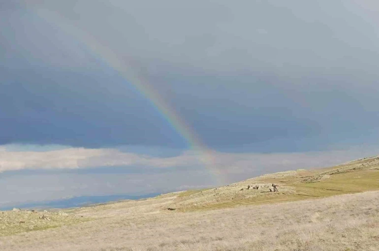 Yağmursuz havada ortaya çıkan gökkuşağı hayran bıraktı 