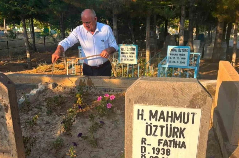 Yahyalı Belediyesi personelinden örnek vefa: Aile kabristanlarını temizleyip dualarını ettiler