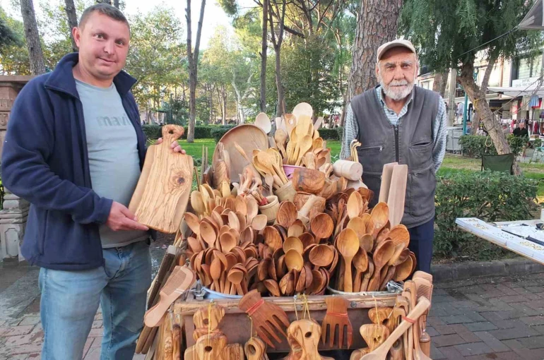 Yakacak olarak kullanılan zeytin odunlarını mutfak gereçlerine dönüştürüyor 