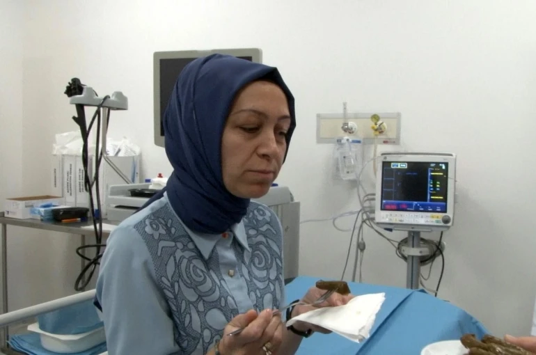 Yaklaşık 1 yıldır içemediği suyun ve yiyemediği yemeklerin acısını yaprak sarmasıyla çıkardı 