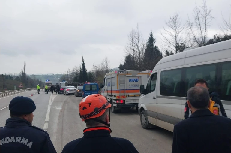 Yalova'da servis midibüsü kaza yaptı: 1 ölü, 20 yaralı