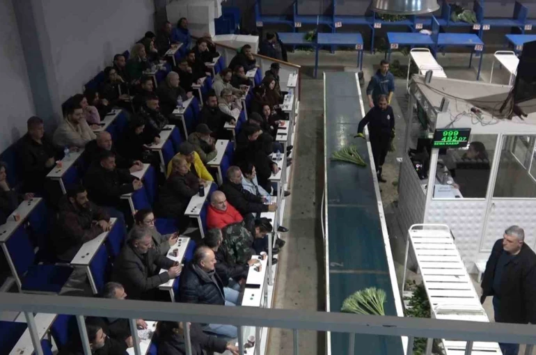 Yalova’da çiçek mezatlarında Sevgililer Günü hareketliliği 