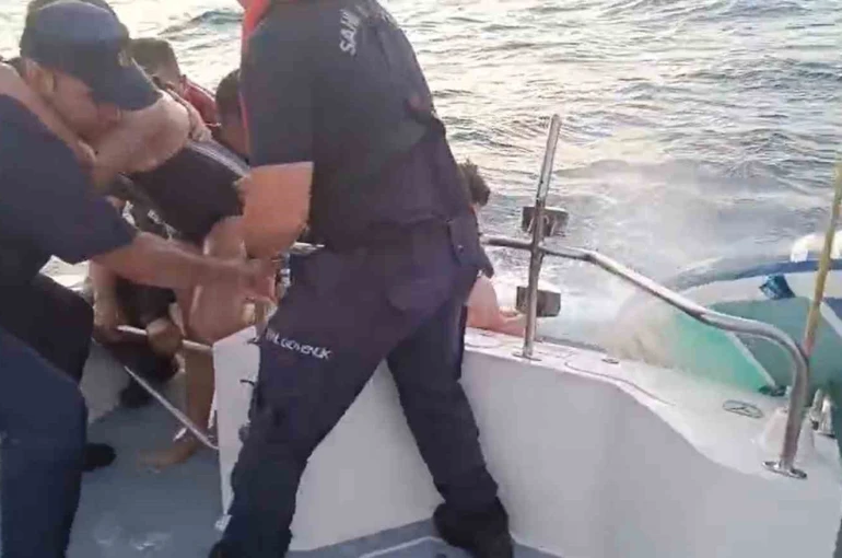 Yalova’da denizde sürüklenen baba ve kızı 5 kilometre açıkta kurtarıldı