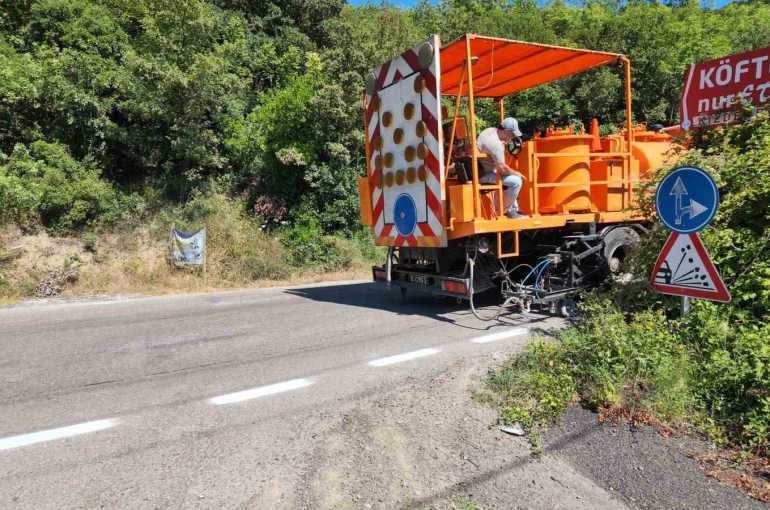 Yalova’da köy yollarında çizgi ve boyama çalışmaları sürüyor