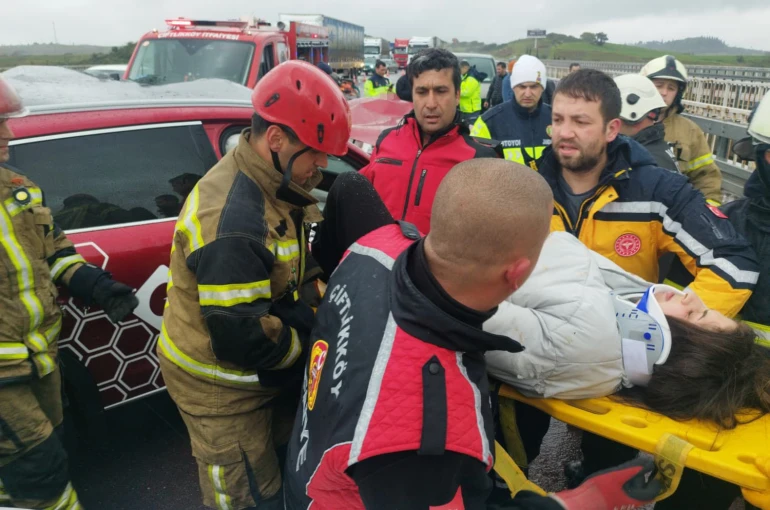 Yalova’da tır otomobille çarpıştı: 4 yaralı 