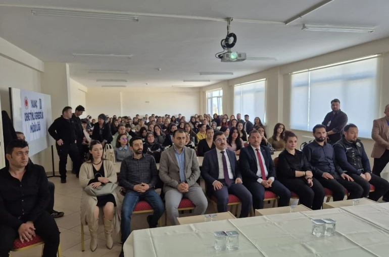 Yalvaç’ta bağımlılıkla mücadele panelinde toplumsal farkındalık mesajı verildi 