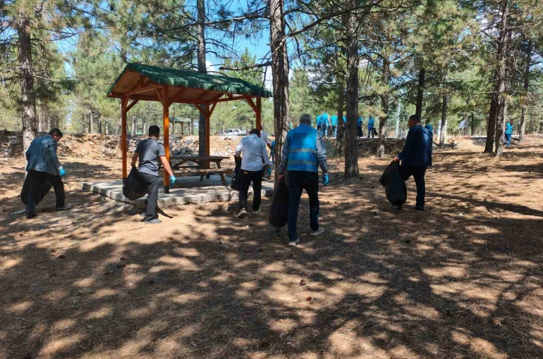 Yalvaç’ta denetimli serbestlik hükümlülerinden çevre temizliği 