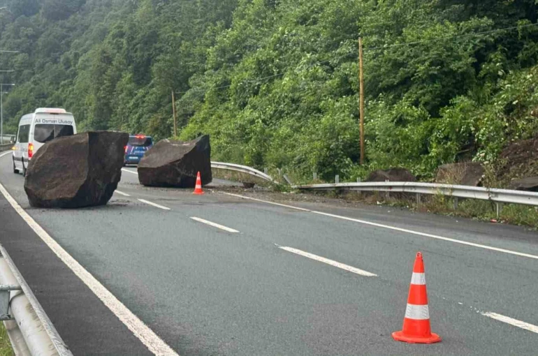 Yamaçtan kopan dev kayalar Karadeniz Sahil Yolu’na düştü 
