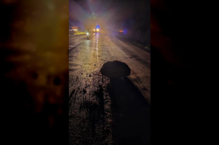 Yamaçtan kopan kaya parçaları Karabük-Yenice kara yoluna düştü 