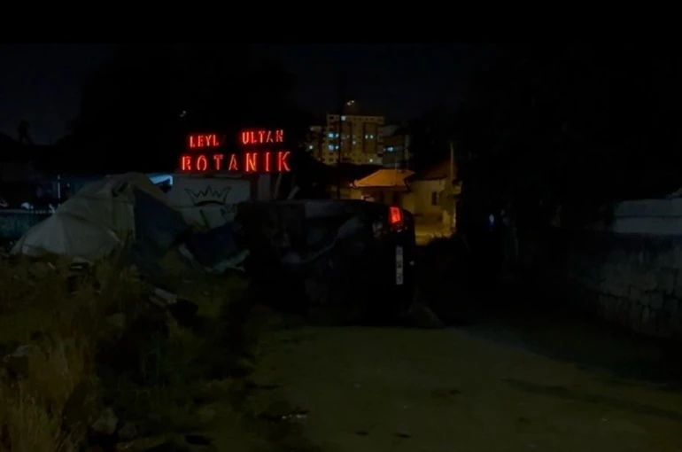 Yan yatan otomobilden çıkıp, yüzünü yıkamaya gitti 