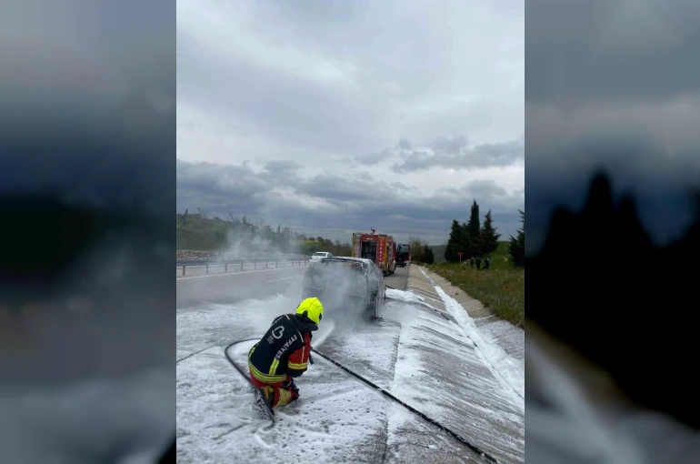 Yanan araca itfaiye müdahale etti 
