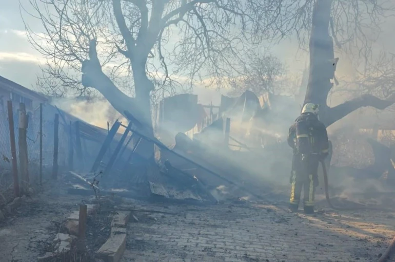 Yanan ev kullanılamaz hale geldi