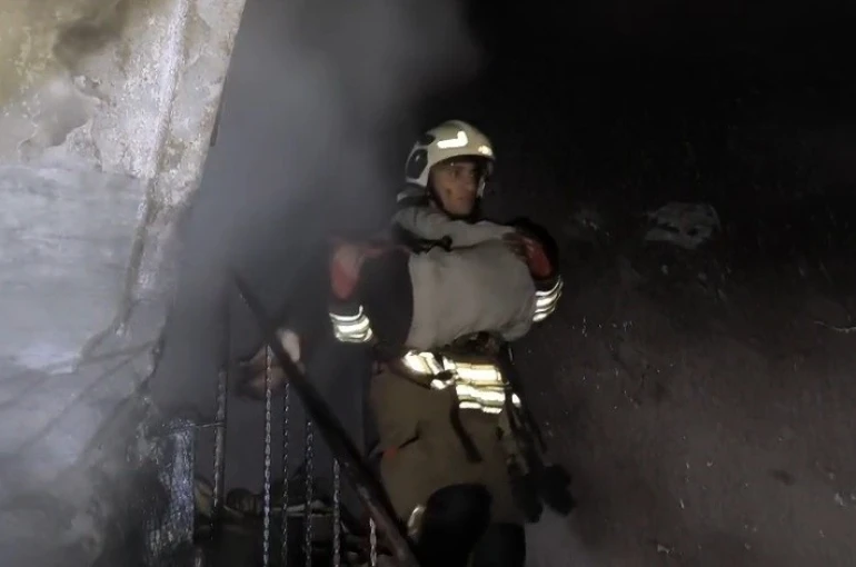 Yanan evdeki 7 kişilik aileyi itfaiye kurtardı