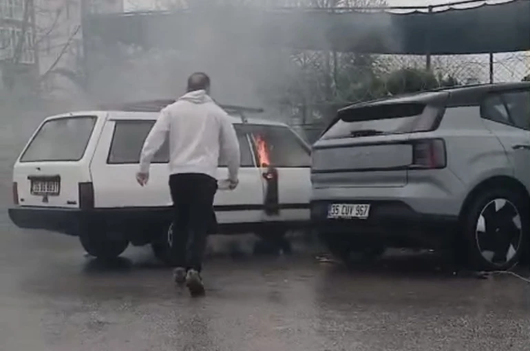 Yanan otomobile yol kenarındaki su birikintisinden doldurduğu kovayla müdahale etti 