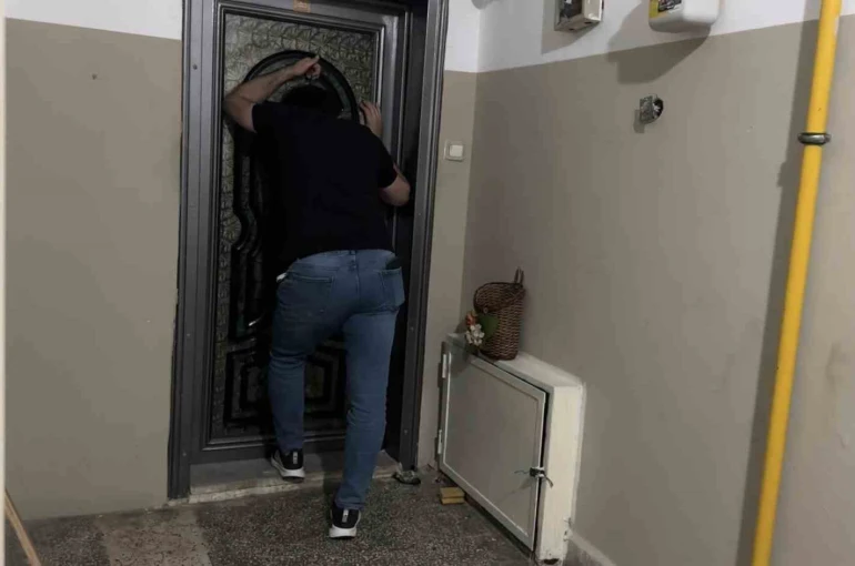 Yangın çıkarıp kendisini eve kilitledi: Ekiplerin çabasına rağmen dışarı çıkmadı